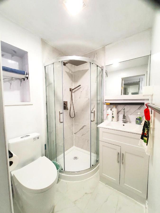 Renovated Cozy Bedroom With Private Washroom Toronto Dış mekan fotoğraf